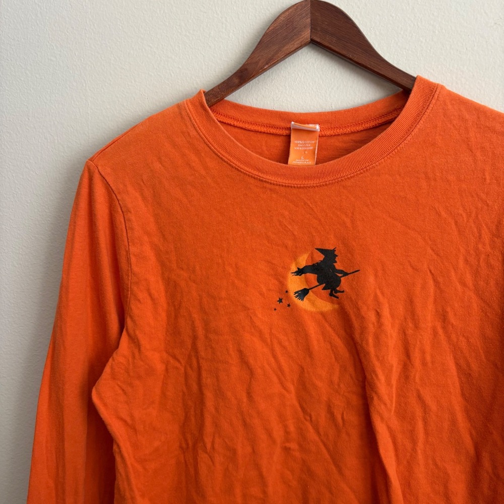 Vtg Y2K Holiday Halloween Witch Riding Broom Orange Long Sleeve Graphic T Shirt